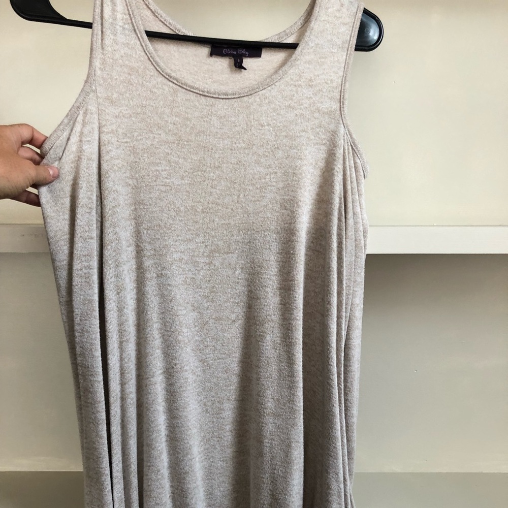 Great open shoulder flowy top